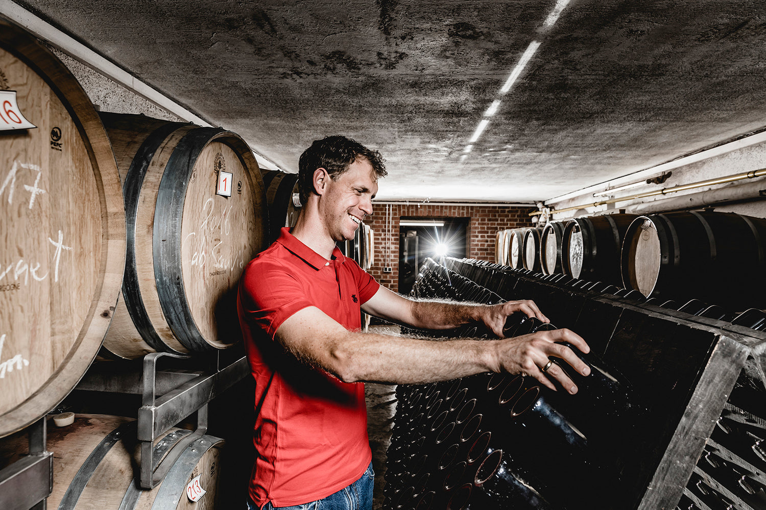 Tim Weisbach beim Drehen der Flaschen im Keller