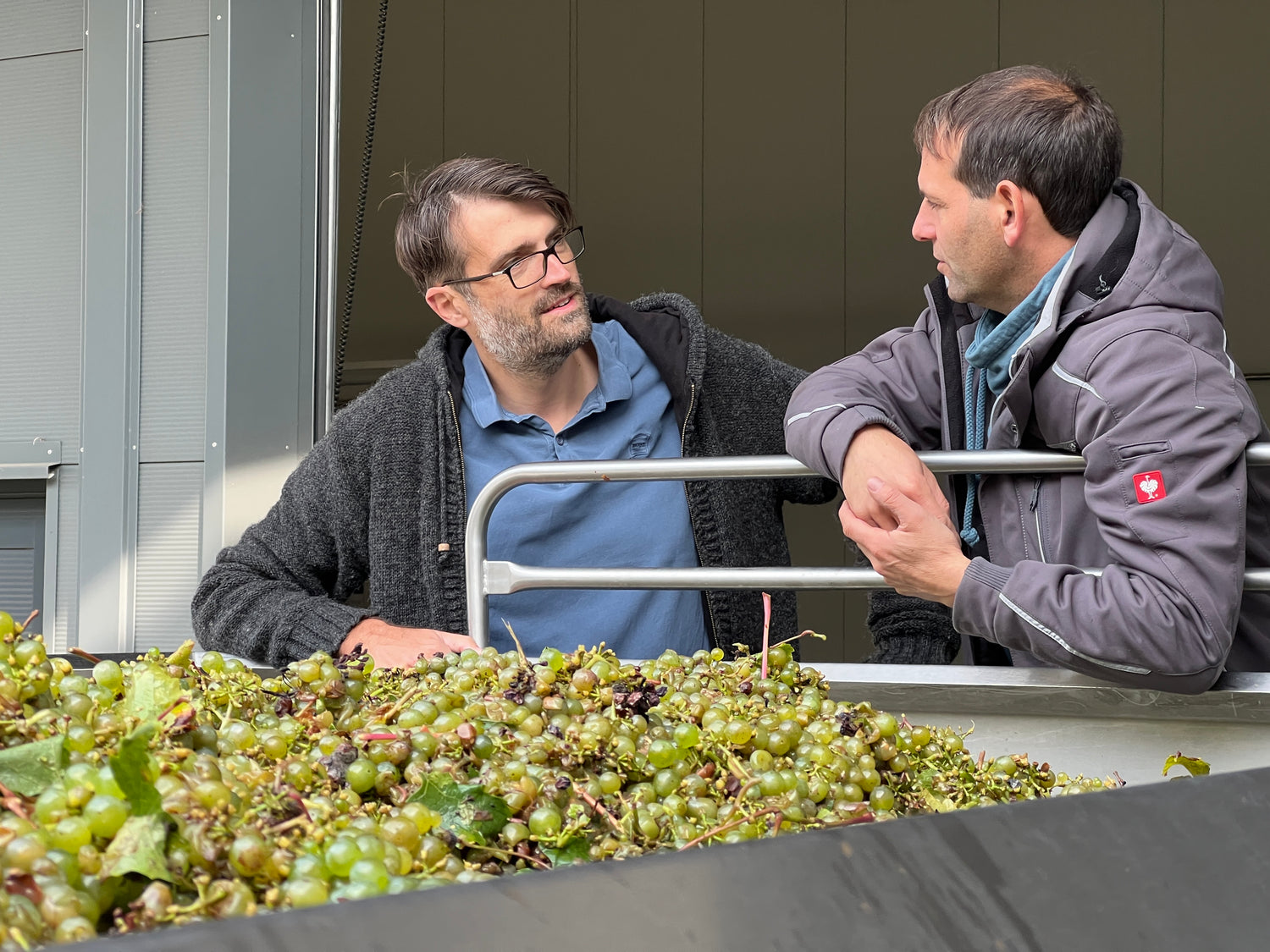Frederic im Gespräch mit einem befreundeten Winzer