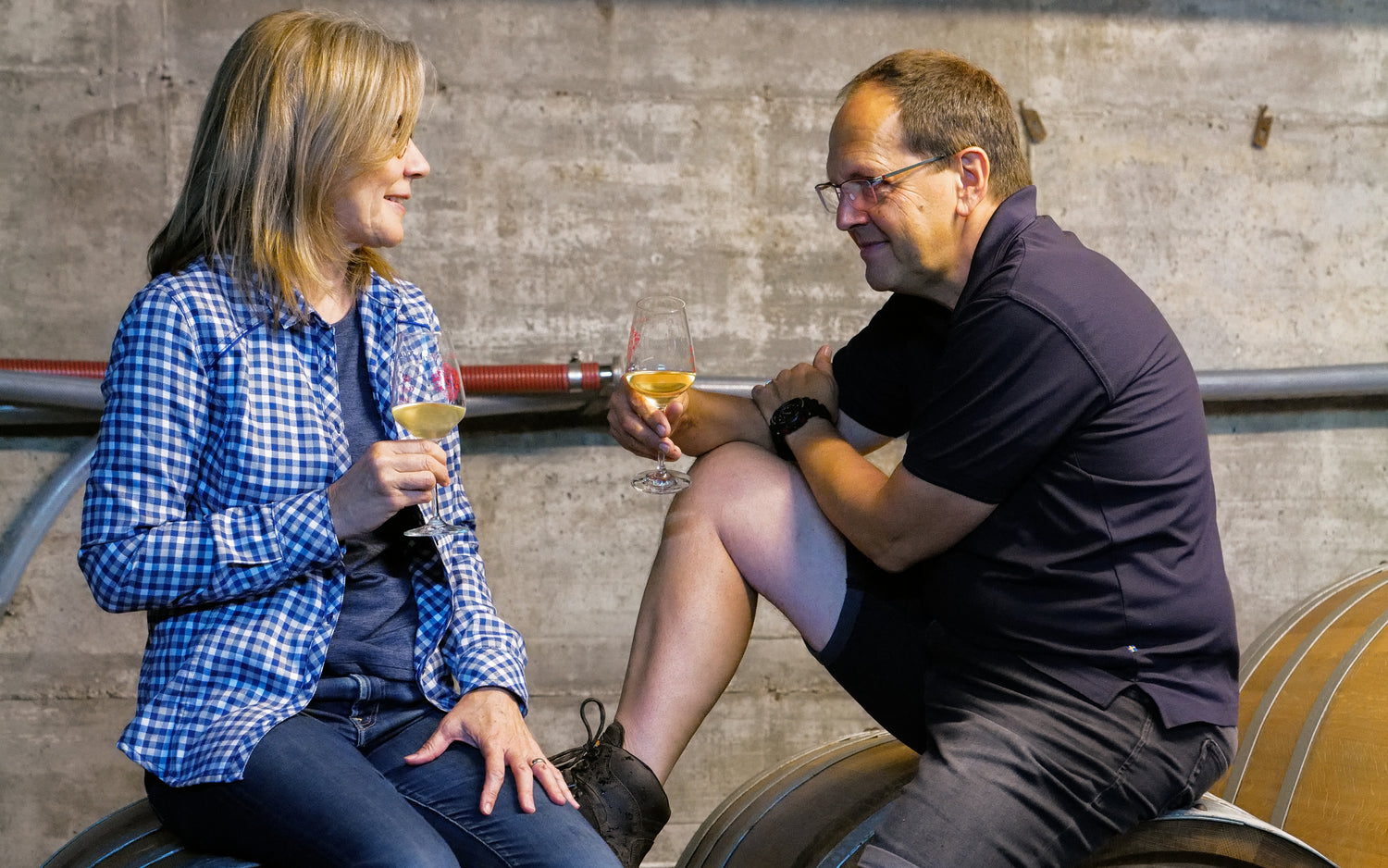 Monika Eichner und Markus Bonsels genießen ein Glas Wein nach der Arbeit