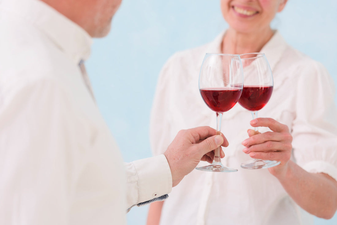 Paar stößt mit Weingläsern an