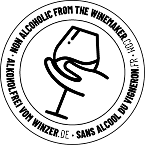 Logo "alkoholfrei vom Winzer" Glas in einer Hand